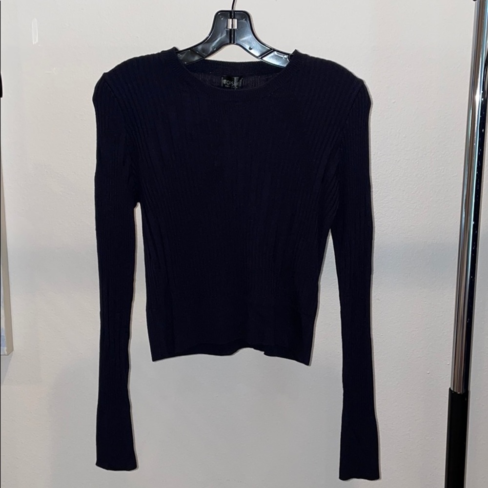 Form fitting navy top with unique pattern